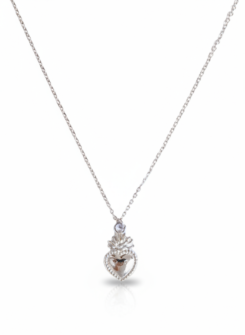 Collana Holy di GLAMORIZE STUDIO, elegante collana con ciondolo in metallo argentato e dettagli raffinati, vista frontale.