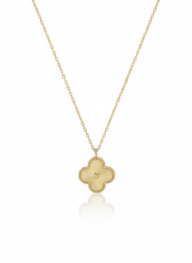 Collana Sara di Glamorizе Studio, elegante gioiello con pendente in metallo dorato e dettagli raffinati, visibile nell'immagine.