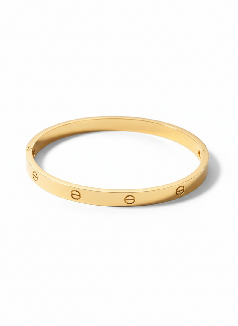 Bracciale Eiffelle in metallo con dettagli eleganti, indossato al polso, di Glamorizz Studio.