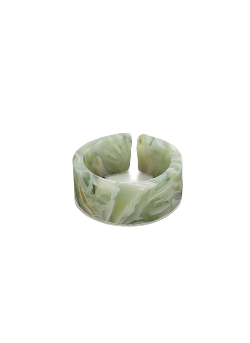 Anello Tie-Dye di GLAMORIZE STUDIO con motivo colorato e vivace, mostra i dettagli del design in primo piano.