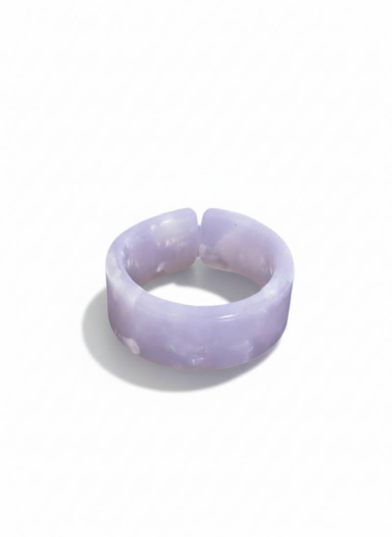 Anello Tie-Dye di GLAMORIZE STUDIO con motivo colorato e vivace, mostrato sul dito in primo piano.