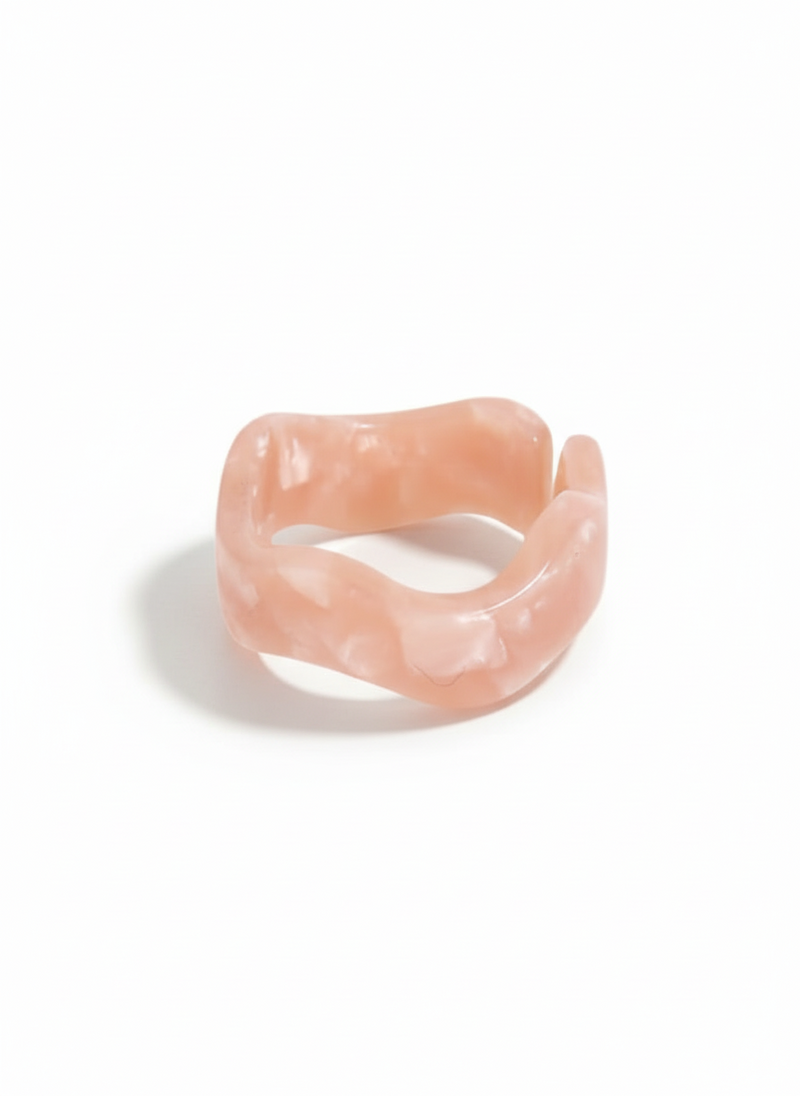 Anello Wavy di GLAMORIZE STUDIO, dettaglio con design ondulato in metallo, mostrato in primo piano su sfondo neutro
