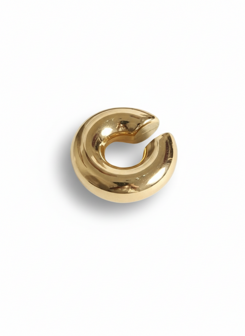 Earcuff Cristy di GLAMORIZE STUDIO, design elegante con dettagli decorativi in metallo color oro, visibile sull'orecchio.