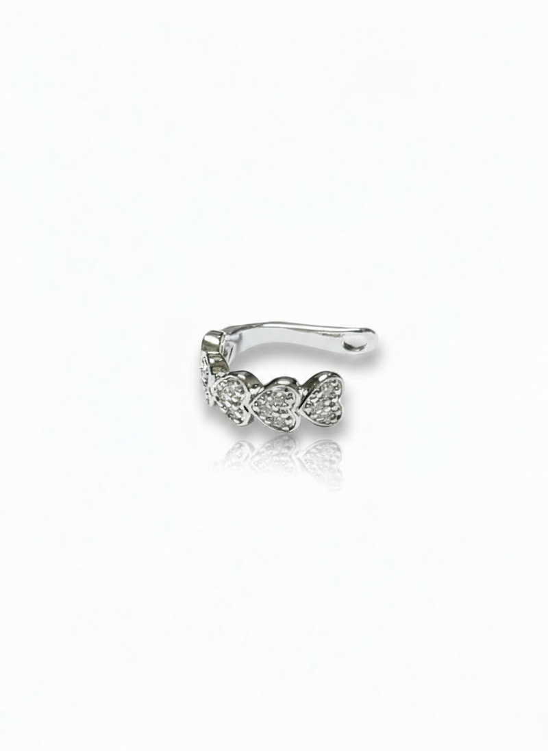 Earcuff Love di GLAMORIZE STUDIO, orecchino a Cuff elegante con design a cuore, visibile sull'orecchio di una modella.