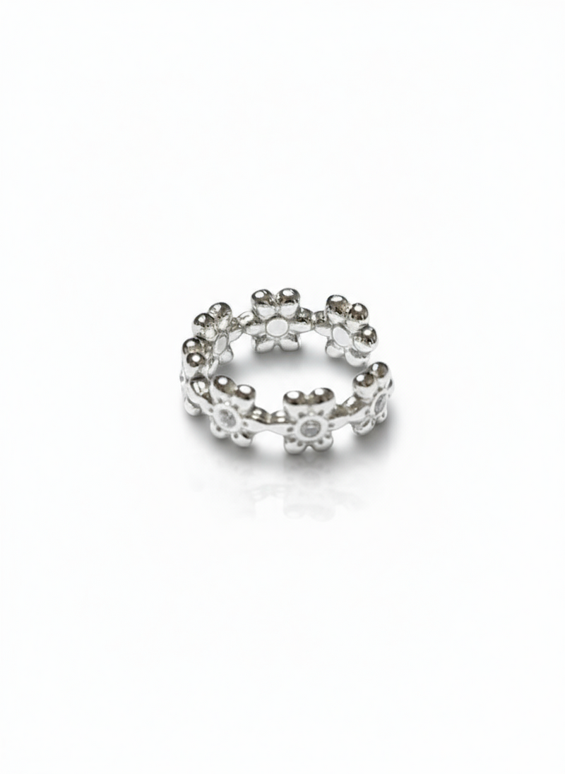 Earcuff Flora di GLAMORIZE STUDIO, ornamento elegante in metallo con design floreale, indossato sull'orecchio sinistro.