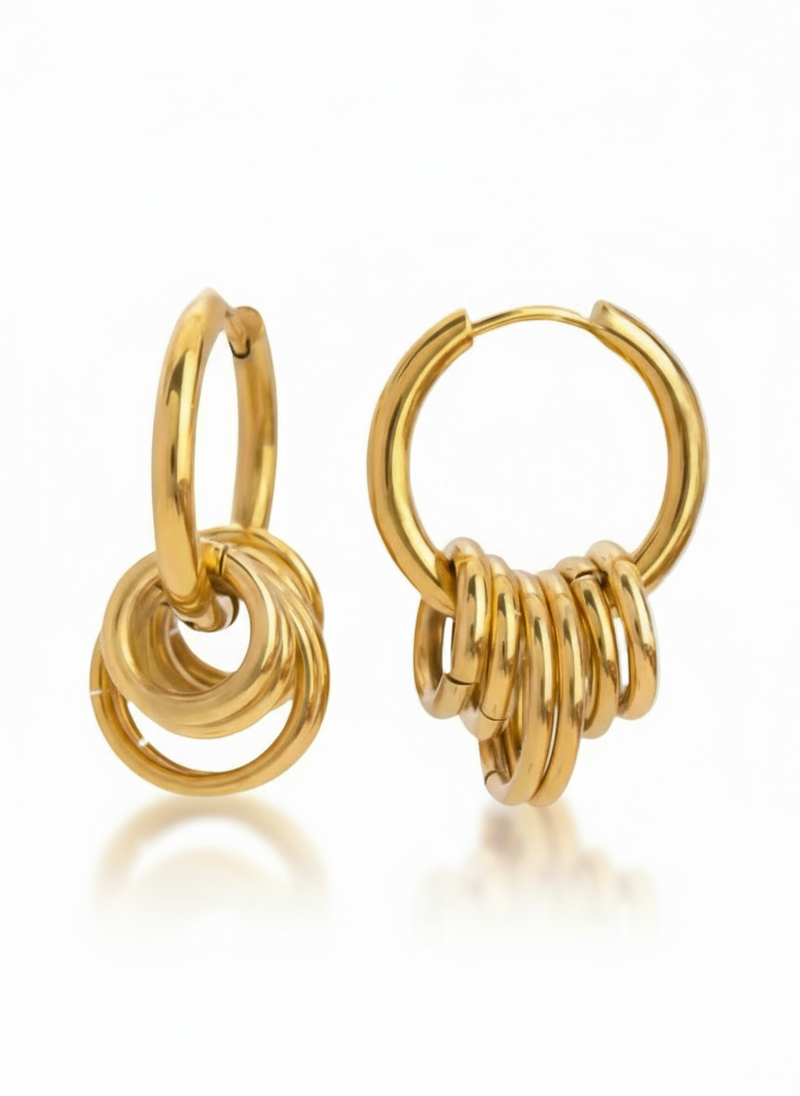 Orecchini Gaia di Glamourize Studio con design elegante e dettagli raffinati, indossati su orecchio femminile.