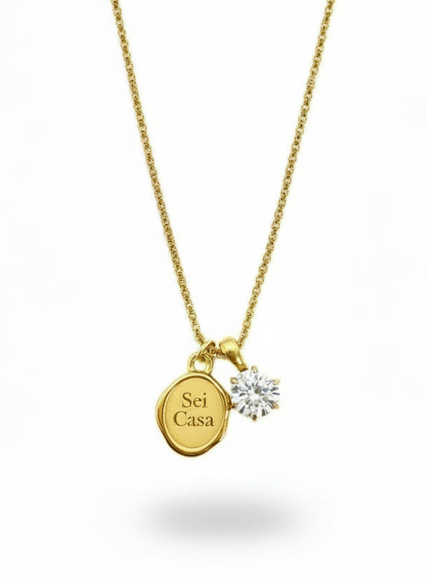 Collana luce personalizzata di GLAMORIZE STUDIO con pendente luminoso e design elegante, vista frontale sul collo di donna.