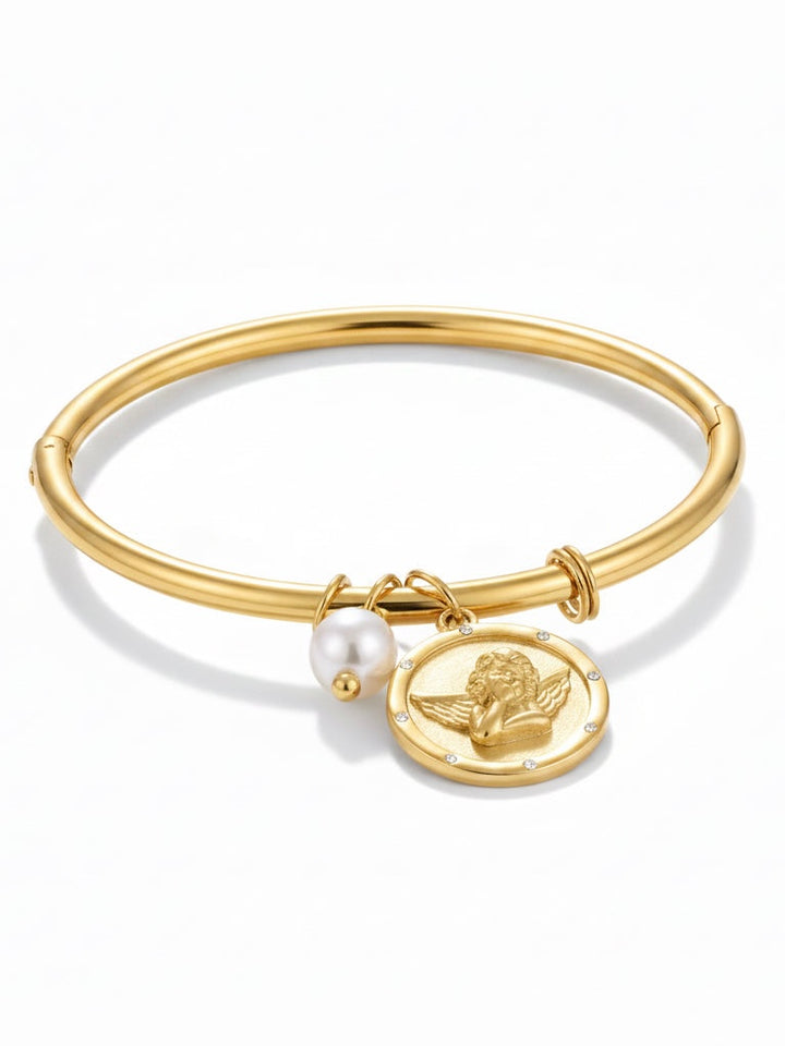 Bracciale Cupido di GLAMORIZE STUDIO con cuore in metallo dorato e dettagli eleganti, indossato sul polso.