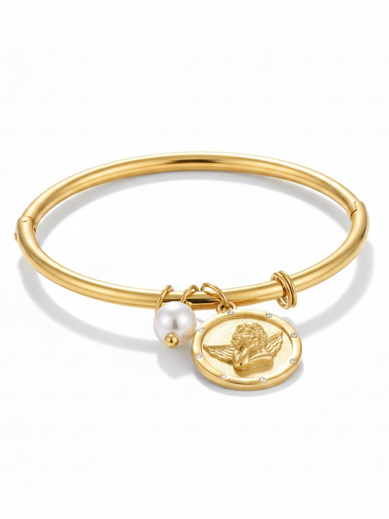 Bracciale Cupido di GLAMORIZE STUDIO con cuore in metallo dorato e dettagli eleganti, indossato sul polso.