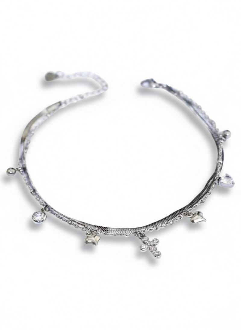 Cavigliera Culto di Glamoriz Studio, accessorio di gioielleria con dettagli eleganti e design alla caviglia.