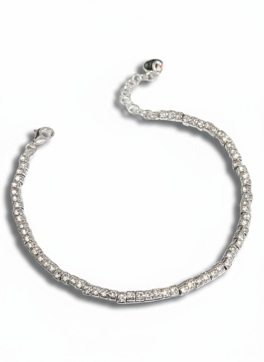 Bracciale Avalon in argento 925 di Glamourize Studio con design elegante e dettagli raffinati, visibile in primo piano.