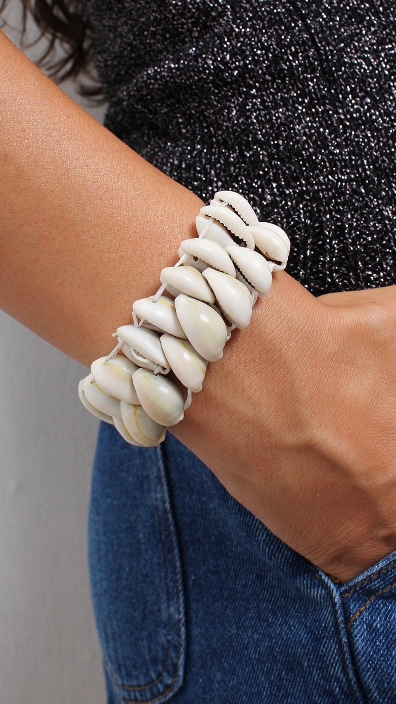 Bracciale Shells di glamorizeshop con conchiglie colorate e dettagli in metallo, stile boho chic e naturale.
