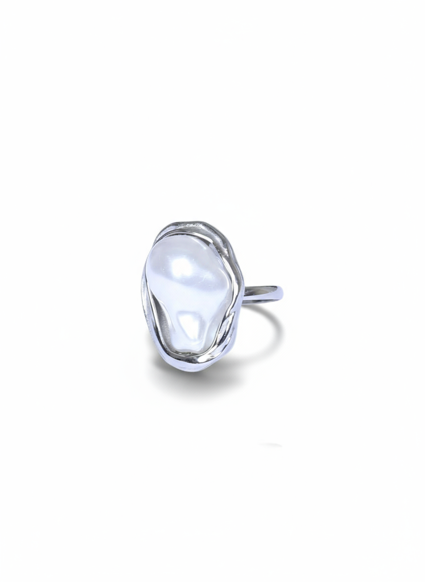 Anello Elma in metallo con dettagli eleganti, indossato sul dito, con un design raffinato e moderno di Glamorizе Studio.