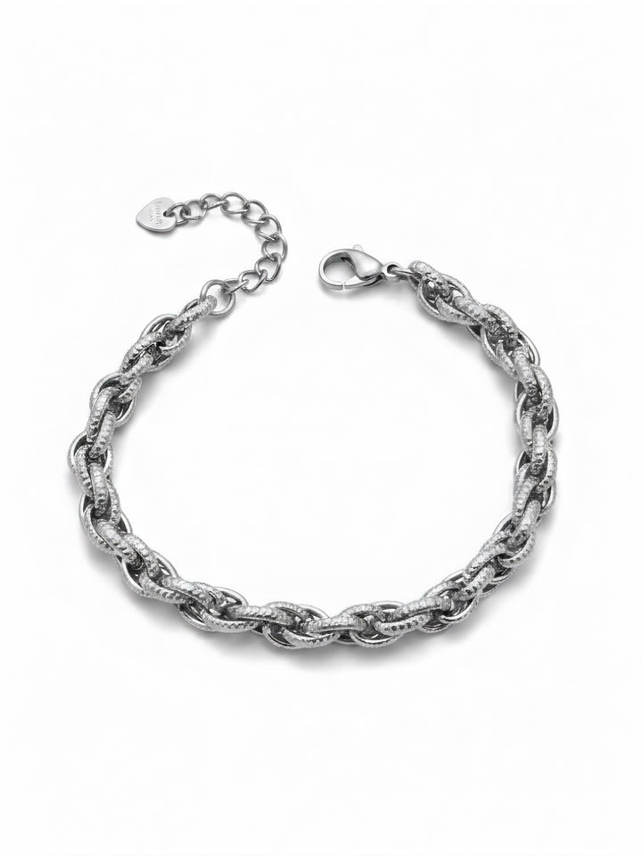 Bracciale Terry di Glamoriz Studio con dettagli tessili e design elegante, indossato sul polso.