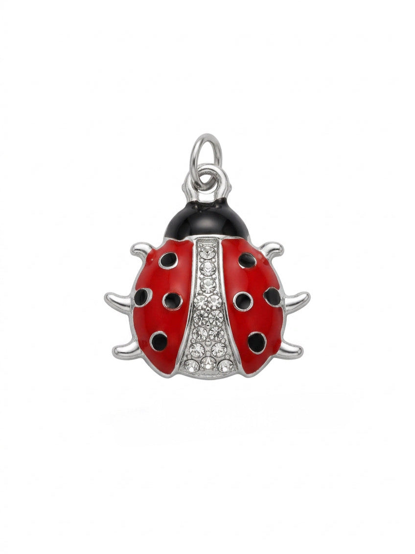 Ciondolo a forma di coccinella GLAMORIZE in primo piano