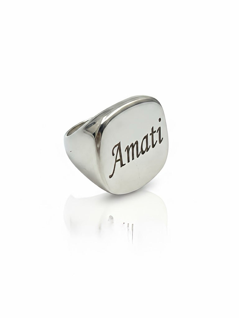 Anello Amati in oro con dettagli eleganti, brand GLAMORIZE STUDIO, mostrato in primo piano con sfondo neutro.