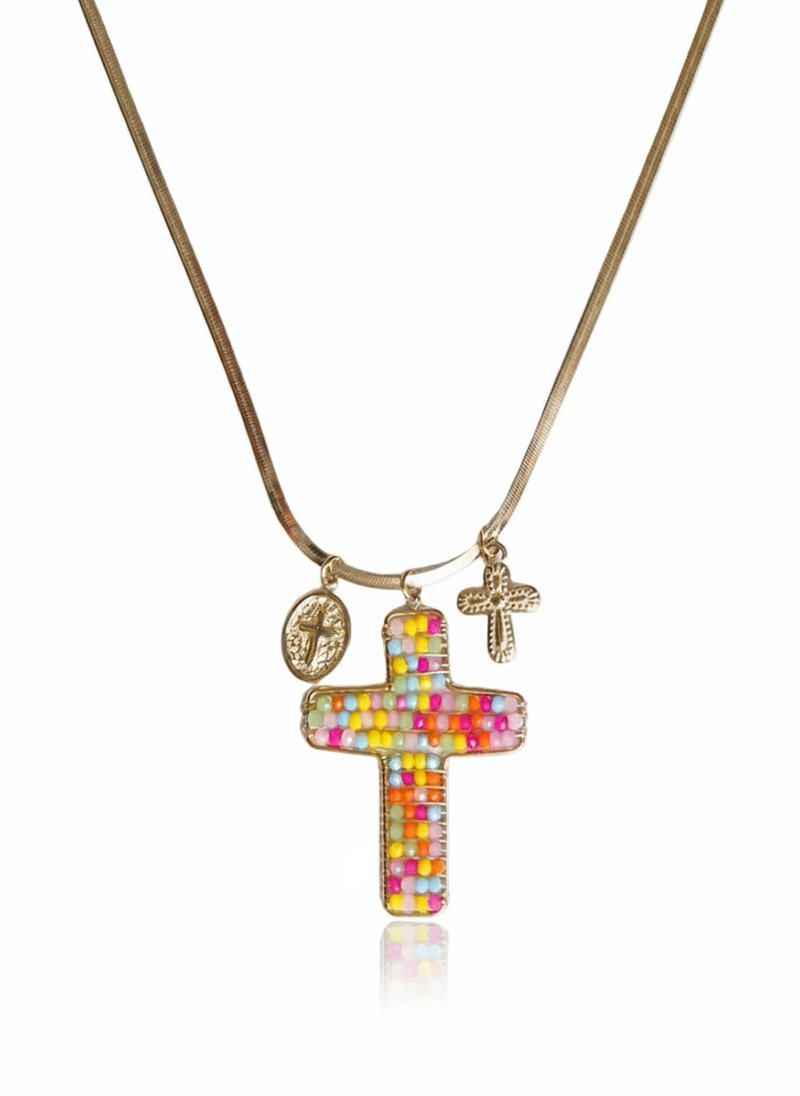 Collana Matilda di GLAMORIZE STUDIO, dettaglio di una elegante collana con pendente dorato e pietre brillanti.