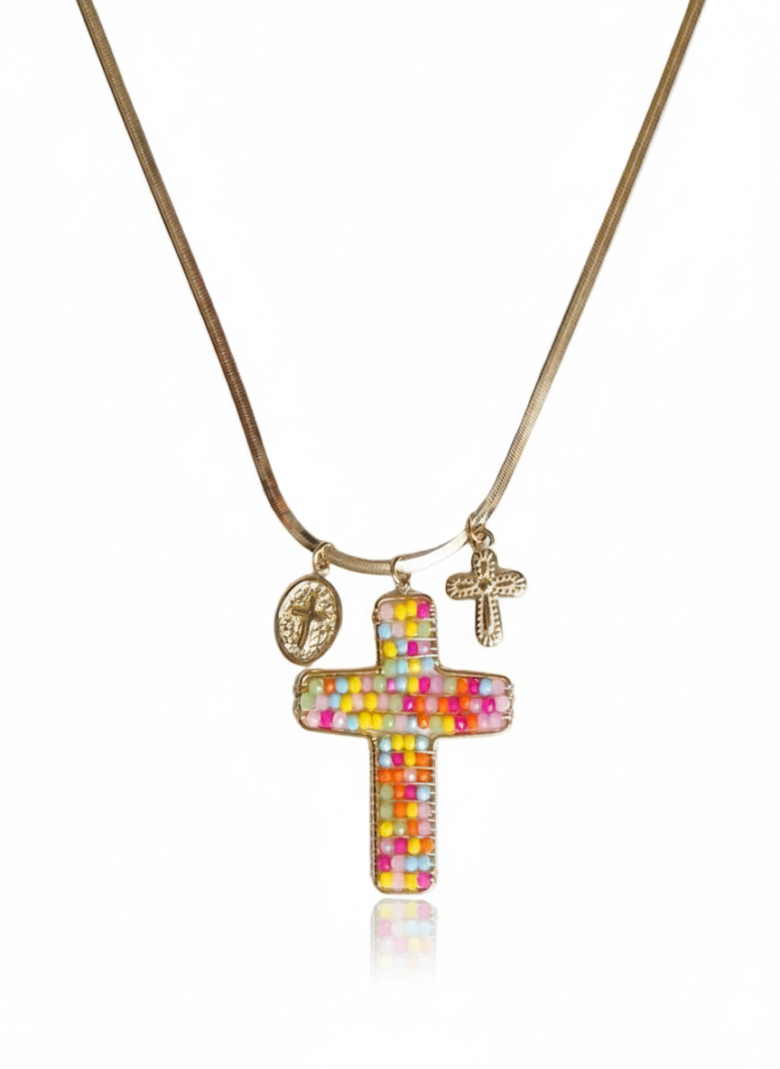 Collana Matilda di GLAMORIZE STUDIO, dettaglio di una elegante collana con pendente dorato e pietre brillanti.