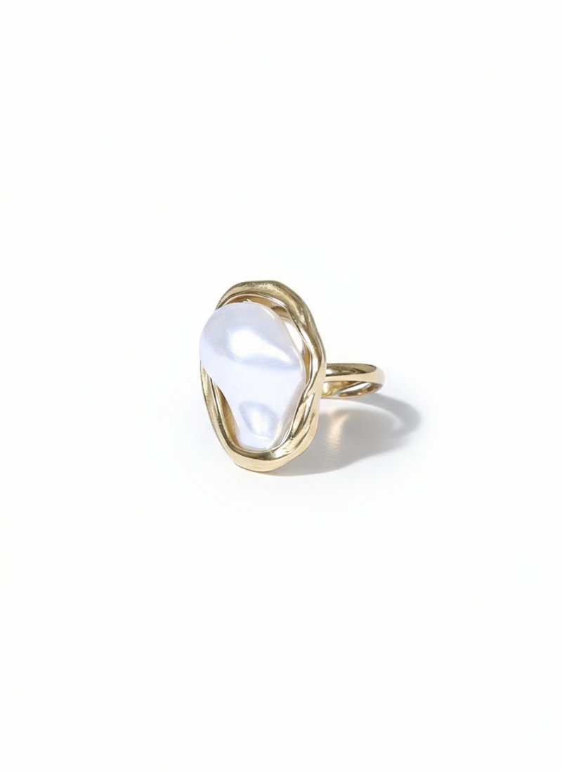 Anello Elma in argento con dettagli eleganti, indossato su una mano femminile, stile sofisticato e moderno.