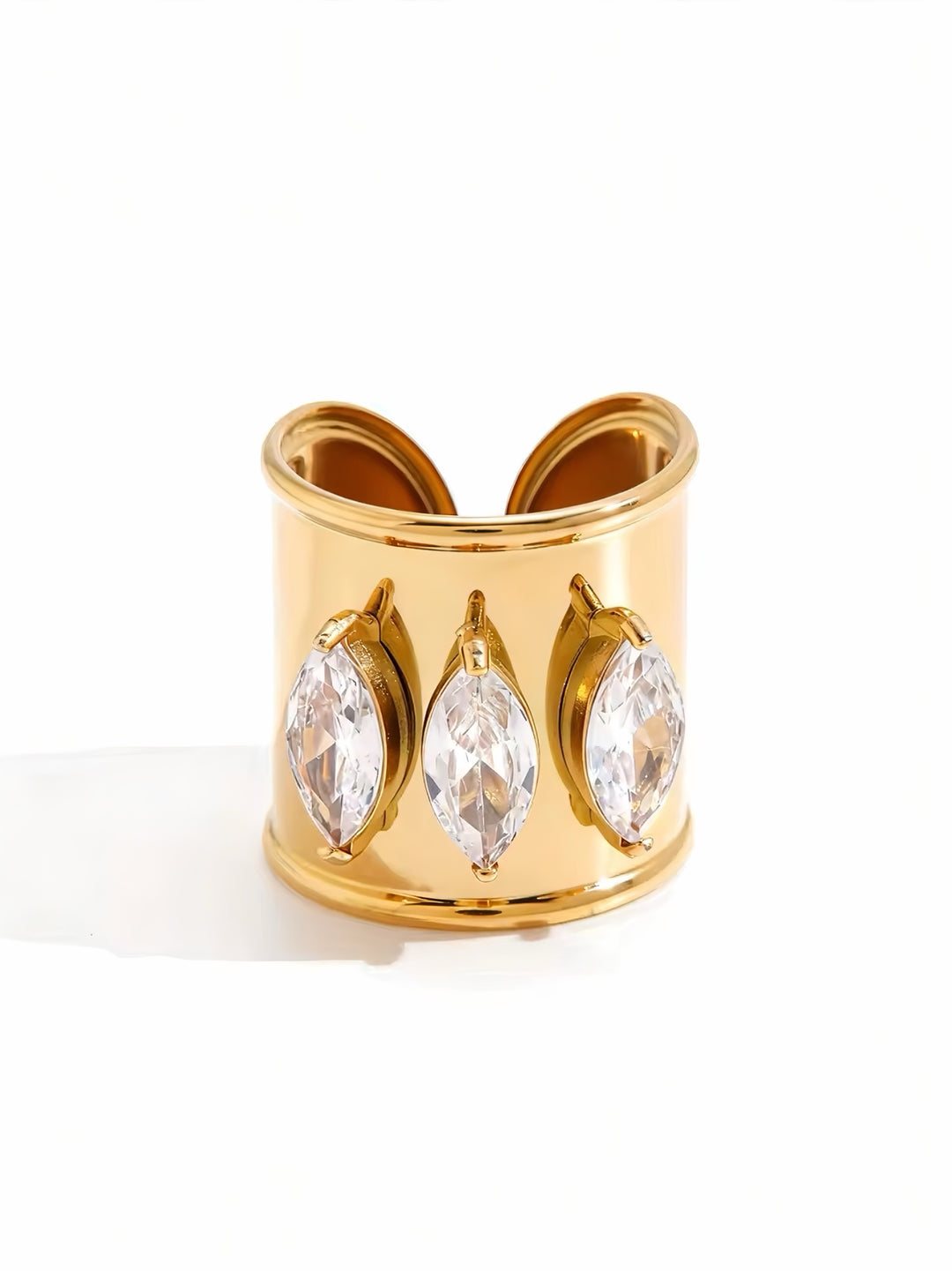 Anello Daenerys in metallo con dettagli eleganti, firmato Glamoriz Studio, visibile in primo piano.