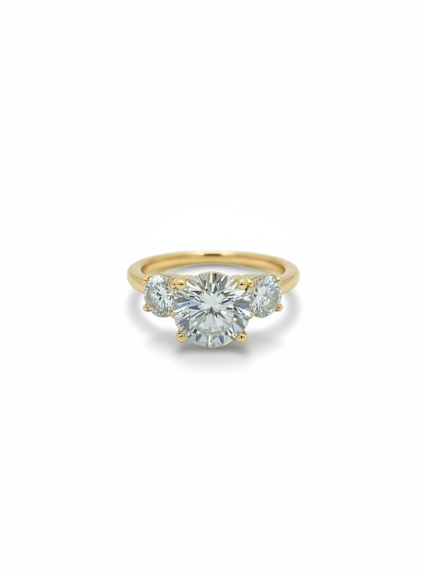 Anello Diana in metallo dorato con dettagli eleganti, indossato al dito, da Glamoriz Studio.
