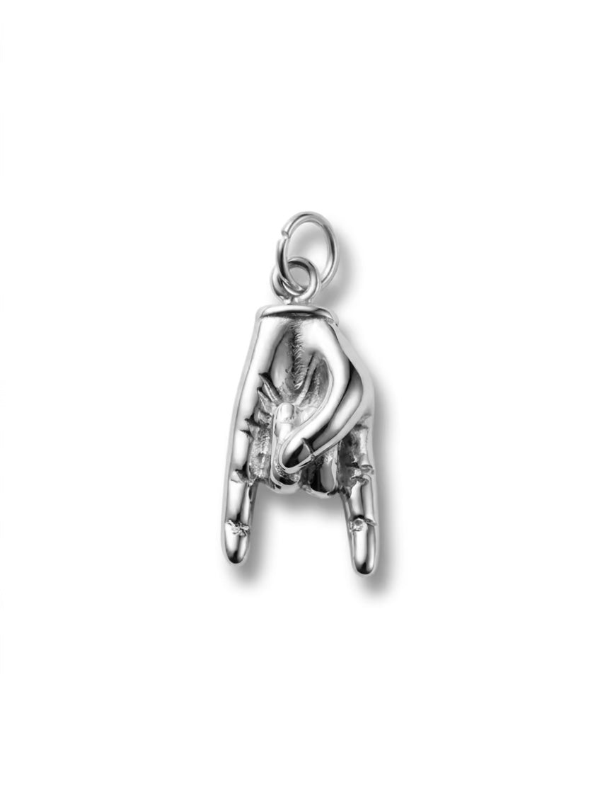 Ciondolo a forma di corna della marca GLAMORIZE, pendente in metallo con dettagli eleganti, visibile in primo piano.