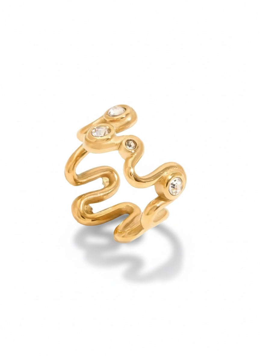 Anello Ivette di GLAMORIZE STUDIO, design elegante in metallo con dettagli raffinati, visibile nell'immagine.