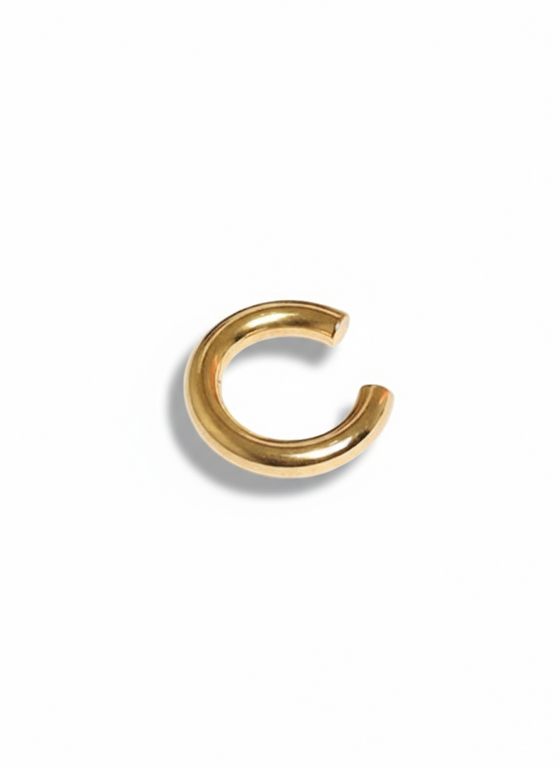 Earcuff semplice di GLAMORIZE STUDIO, in metallo argentato, indossato sull'orecchio sinistro, con linee minimaliste e design elegante.