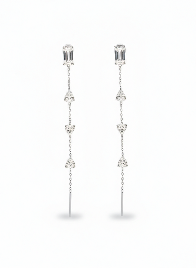Orecchini Elizabeth di Glamoriz Studio con design elegante e dettagli raffinati, mostrati in una prima vista chiara e luminosa.