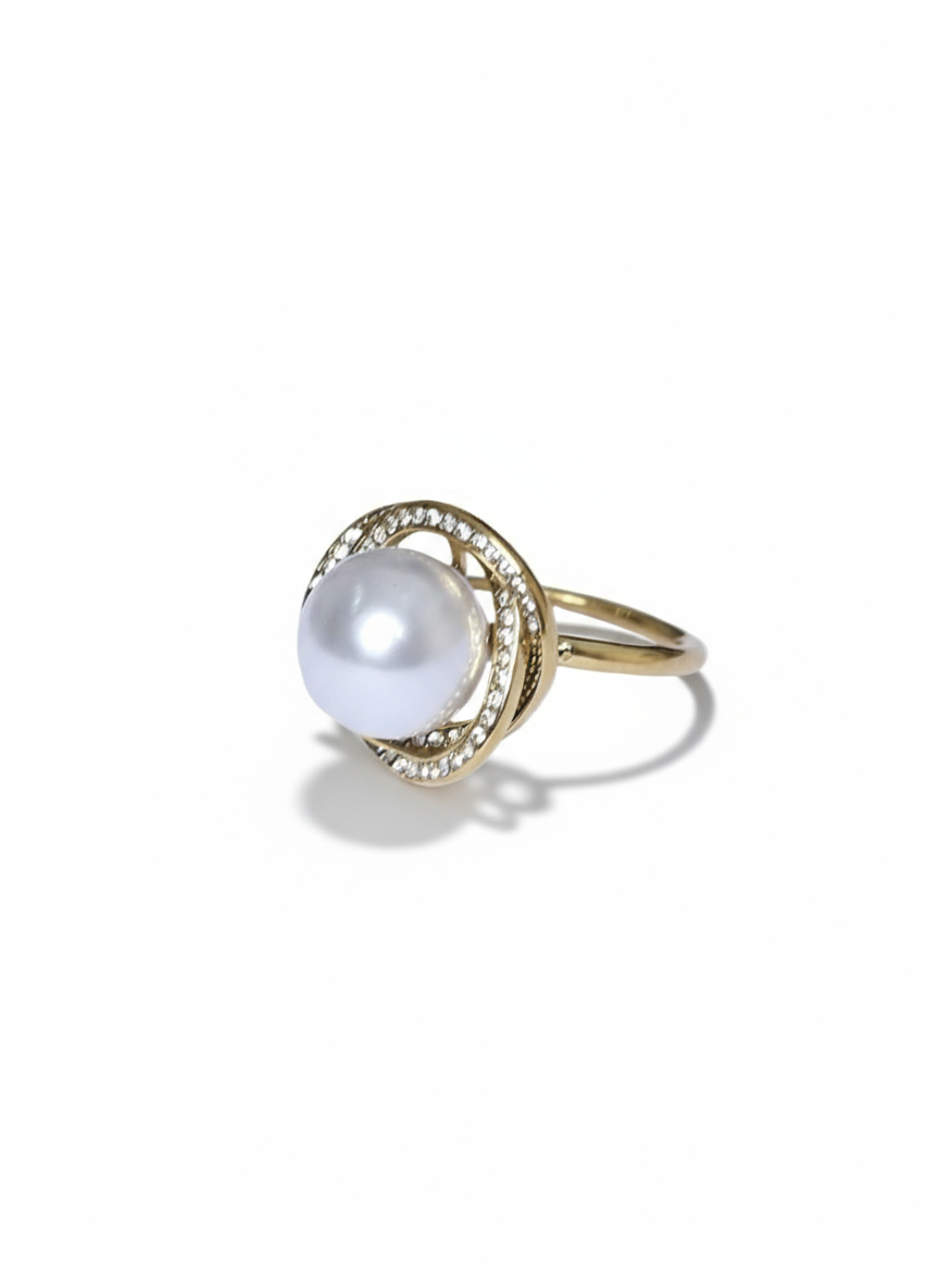 Anello Barbara in metallo con design elegante, indossato sul dito, di GLAMORIZE STUDIO, formato da dettagli raffinati e finiture lucide.