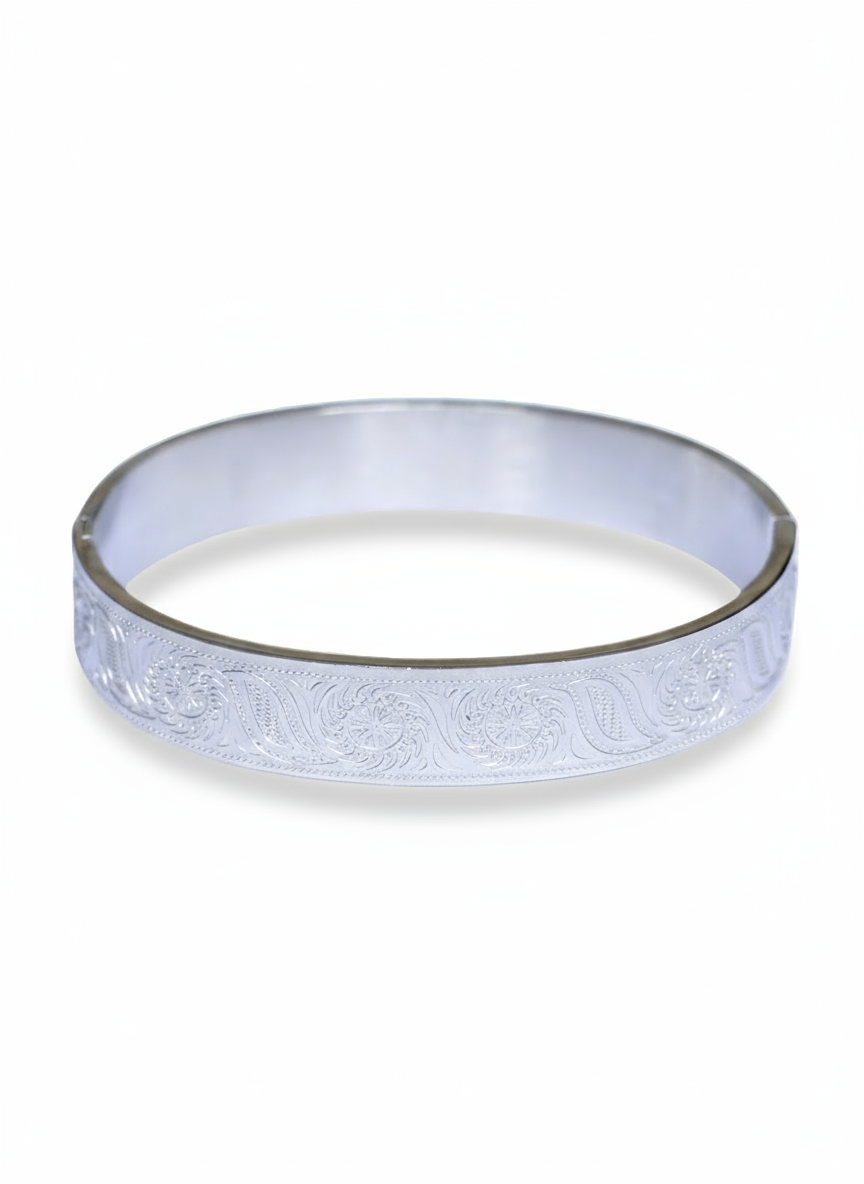 Bracciale Bandana GLAMORIZE STUDIO con dettagli colorati e tessuto, stile casual e alla moda, visibile in primo piano.