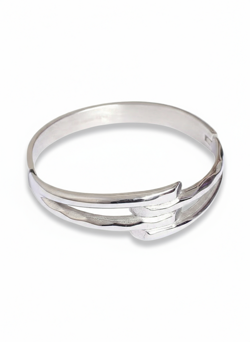 Bracciale Teodora in metallo dorato con dettagli eleganti, accessorio di moda femminile di glamorizeshop.