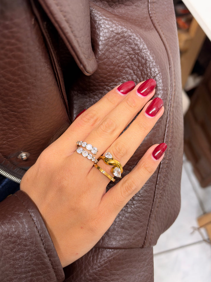 Anello Kylie in metallo dorato con dettagli eleganti, indossato sul dito, da Glamoriz Studio, stile sofisticato e moderno