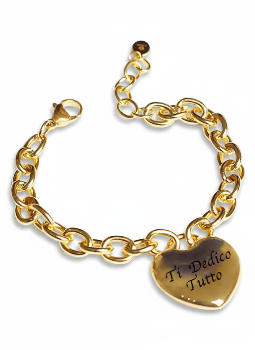 Bracciale Katy personalizzato di Glamourize Studio con dettagli eleganti in metallo e charms decorativi.