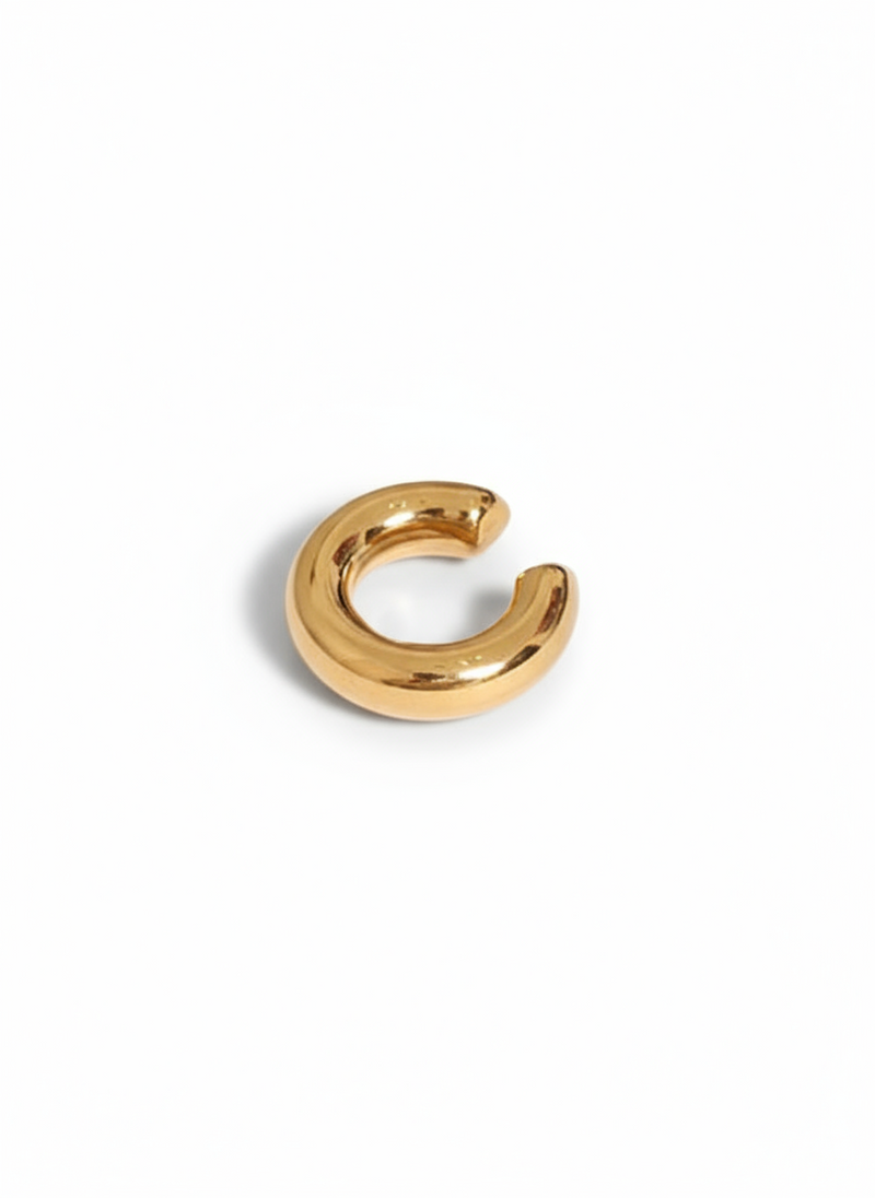 Earcuff Daria di GLAMORIZE STUDIO, dettaglio di un orecchino cuff elegante in metallo dorato su sfondo neutro.