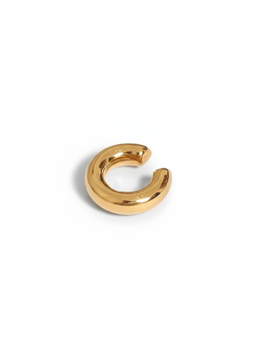 Earcuff Daria di GLAMORIZE STUDIO, dettaglio di un orecchino cuff elegante in metallo dorato su sfondo neutro.