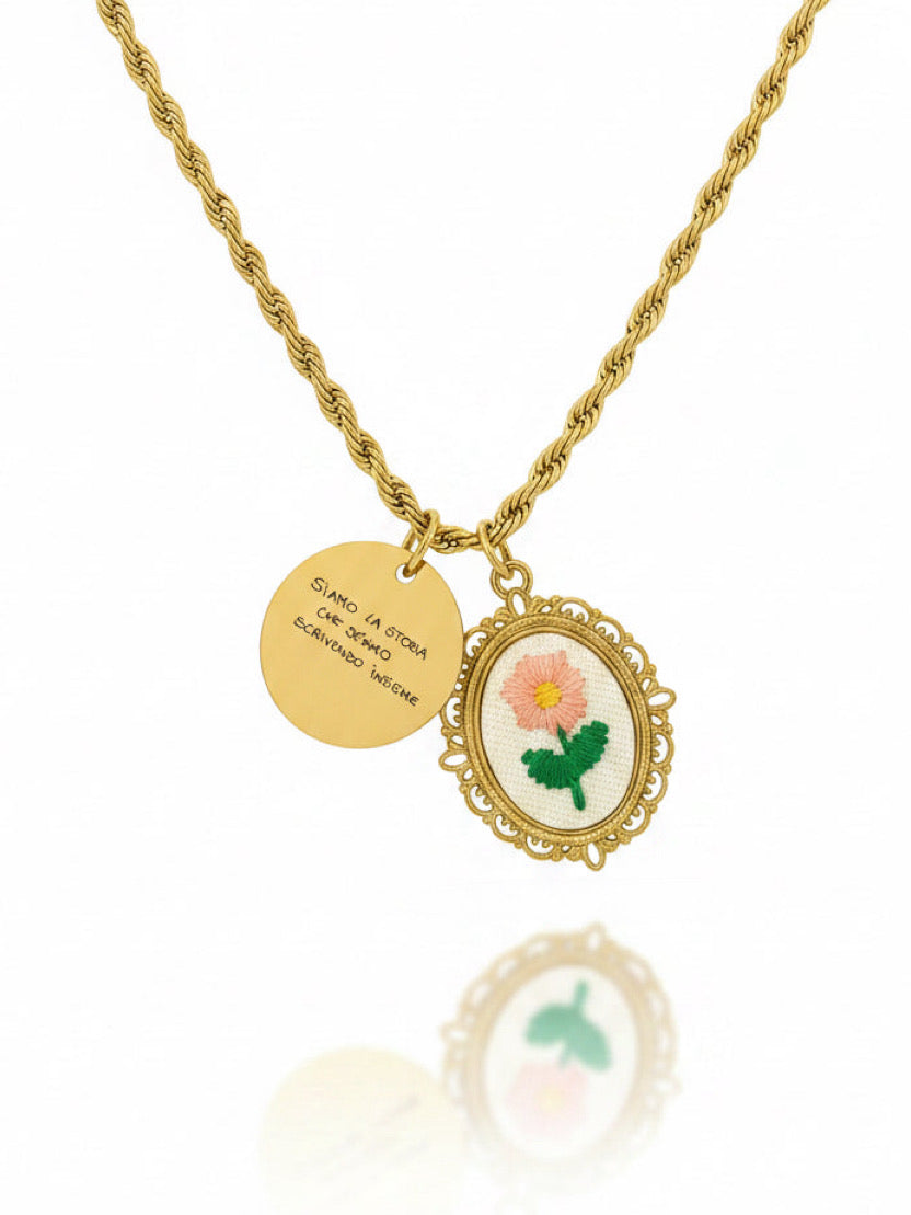 Collana azalea personalizzata di GLAMORIZE STUDIO con pendente floreale in argento, dettagli eleganti e design raffinato.