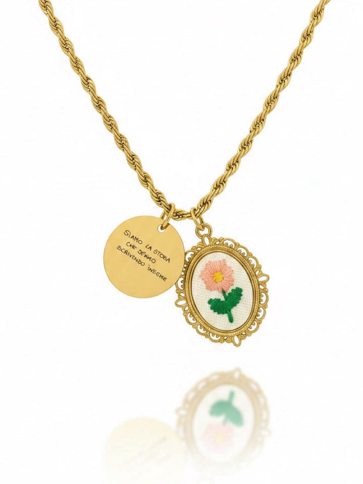 Collana azalea personalizzata di GLAMORIZE STUDIO con pendente floreale in argento, dettagli eleganti e design raffinato.