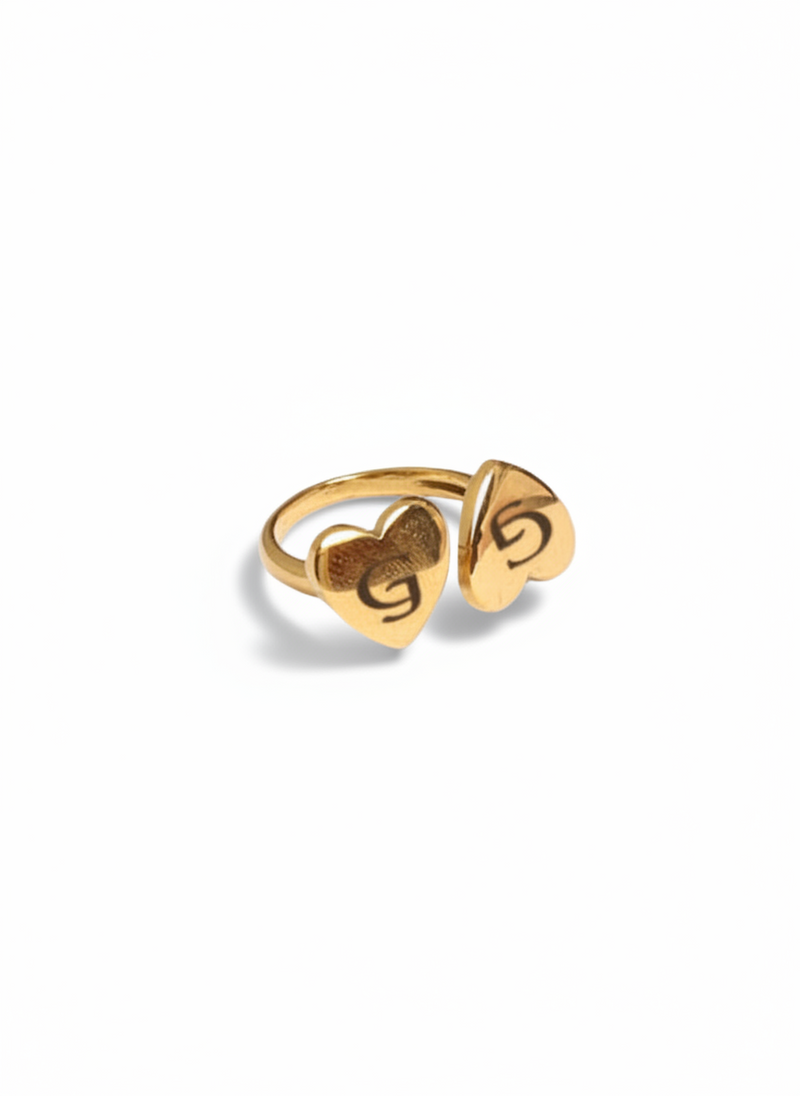 Anello Hearts personalizzato di Glamorizе Studio con cuore inciso, in argento lucido, mostrato con dettagli di design elegante.