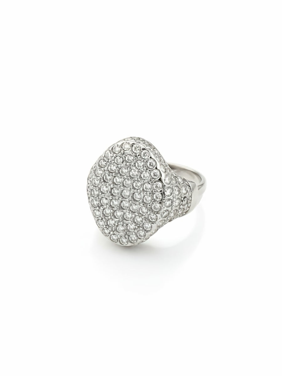 Anello prezioso in oro con pietre incastonate, elegante gioiello di Glamourize Studio, vista frontale.