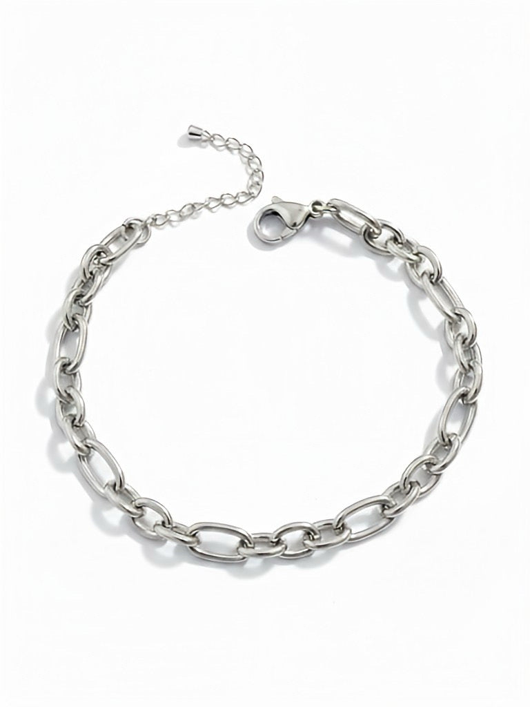 Bracciale catena in metallo dorato di Glamorizе Studio, dettagli intrecciati e stile elegante, visibile nell'immagine.