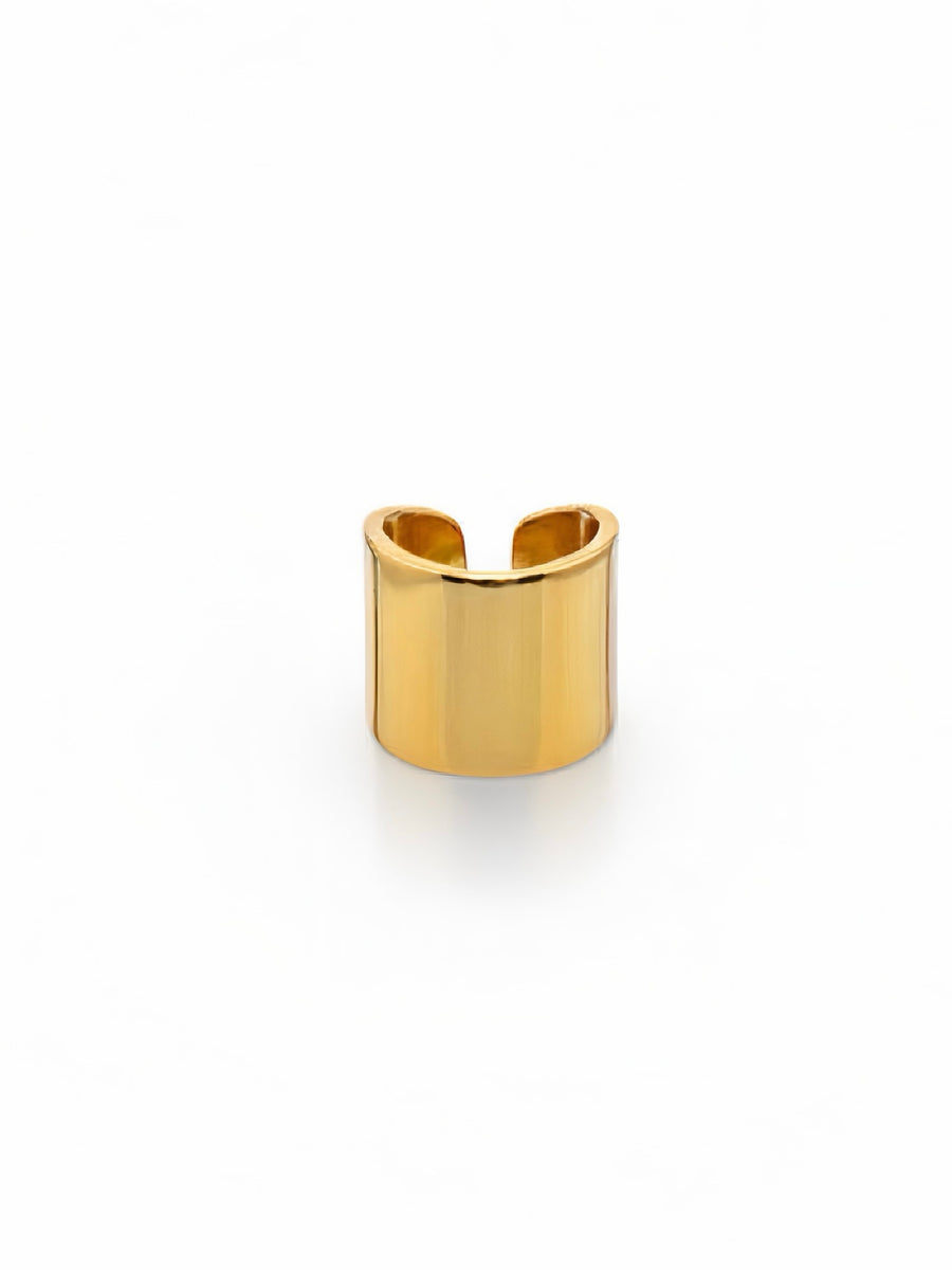 Cuffia per orecchio Laurel di GLAMORIZE STUDIO, elegante earcuff dorato con dettagli foglia, indossato sull'orecchio.