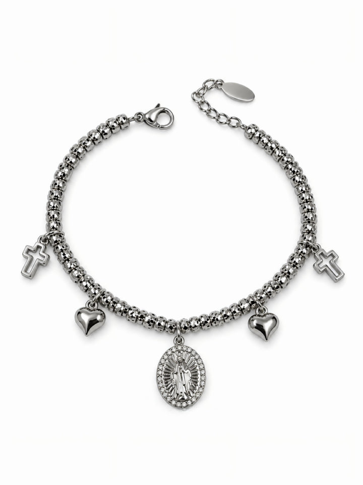 Bracciale Lucrezia di Glamorzize Studio con dettagli eleganti e finitura dorata, indossato al polso.