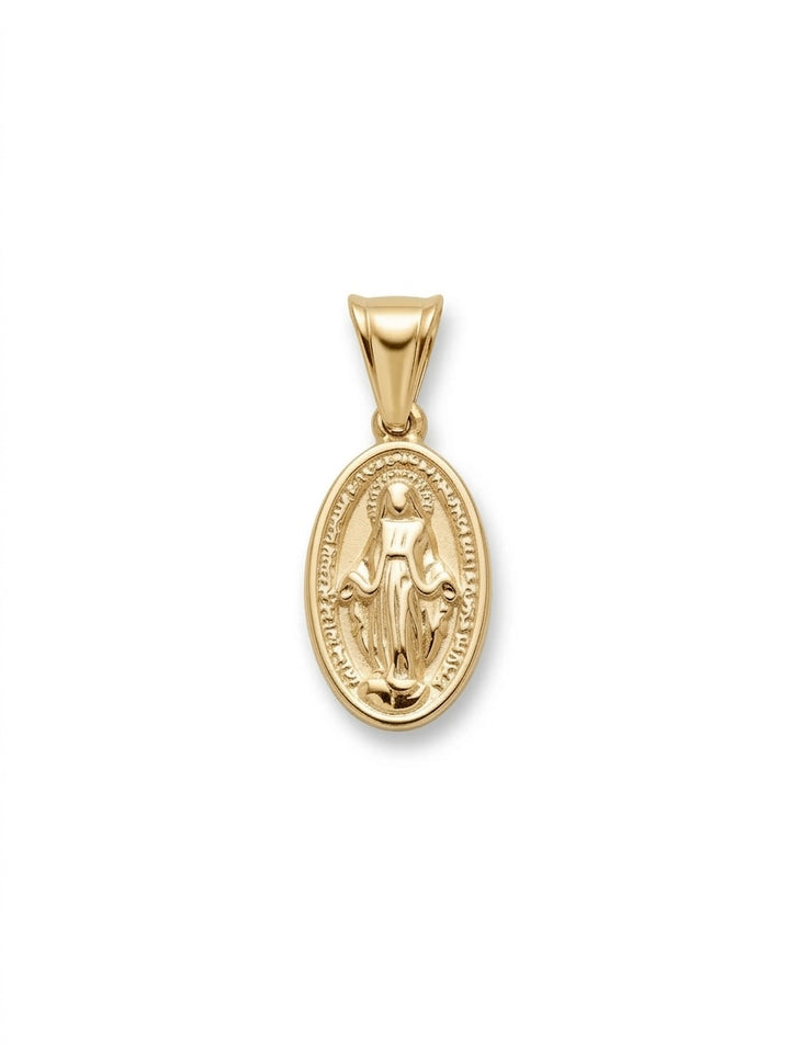 Ciondolo Madonnina in argento con dettagli raffinati, firmato GLAMORIZE, su sfondo neutro, visibile in primo piano