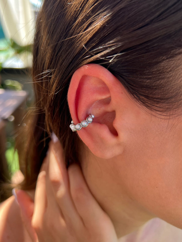Earcuff perla di GLAMORIZE STUDIO, elegante orecchino senza piercing con dettagli di perle e design raffinato.