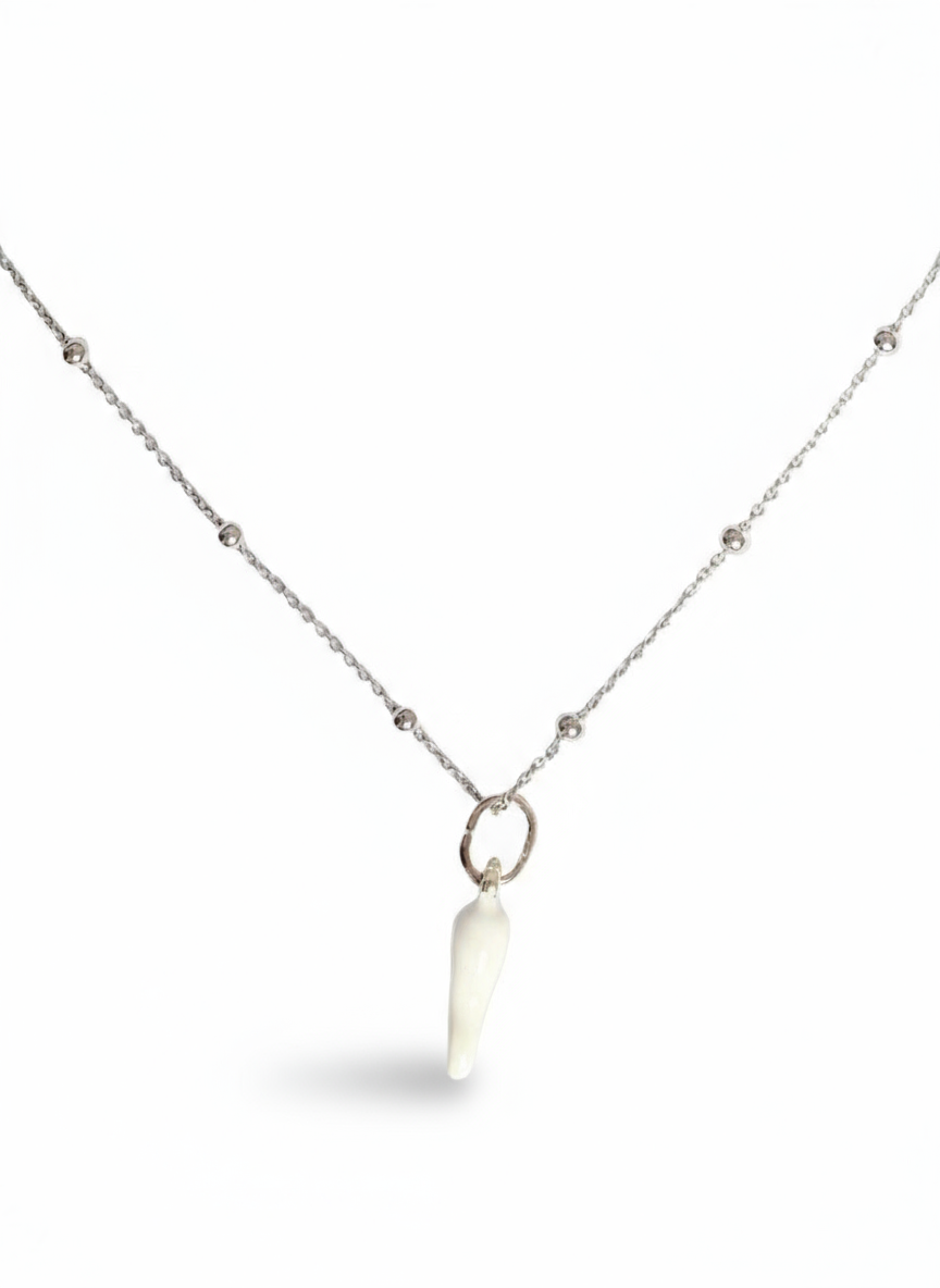 Collana Fortuna in argento 925 di Glamore Studio con pendente a forma di quadrifoglio, elegante e lucida.