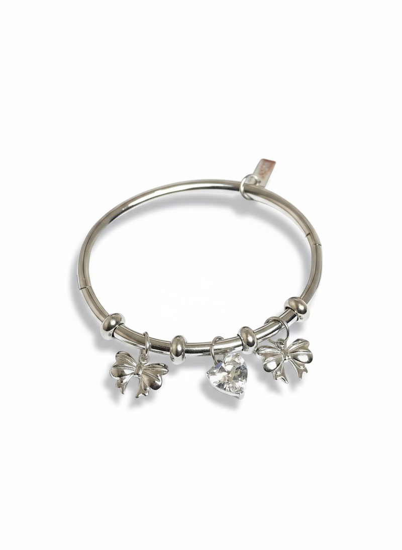Bracciale Ginevra in metallo dorato con dettagli eleganti, indossato su polso femminile, stile raffinato e moderno
