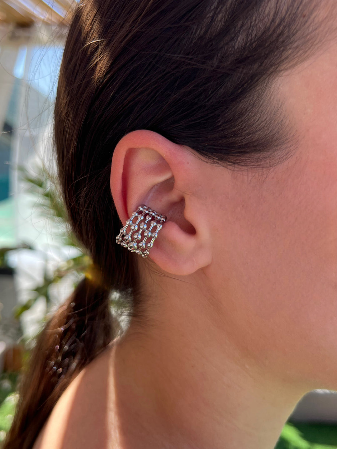 Earcuff Stige di GLAMORIZE STUDIO, elegante accessorio in metallo con dettagli decorativi per orecchio destro