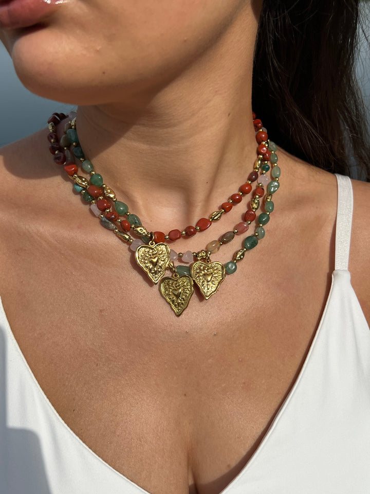 Collana Isla di GLAMORIZE STUDIO, elegante collana con pendente in metallo e pietre colorate, indossata su sfondo neutro.