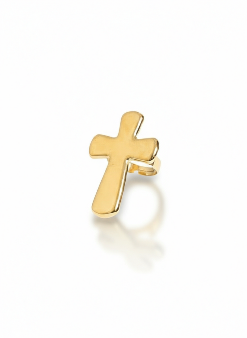 Anello Croce Big in argento 925 di GLAMORIZE STUDIO, con design elegante e dettagli a rilievo, su sfondo neutro.